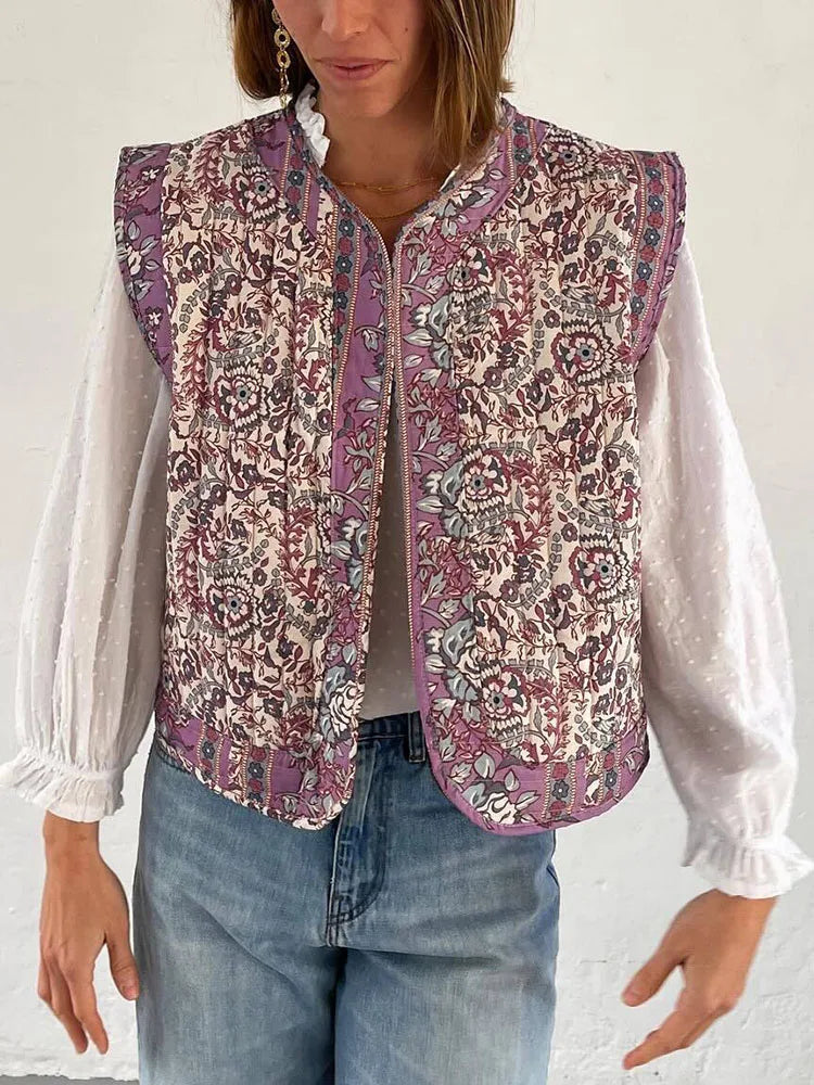 Gesteppte Weste mit Blumenmuster, Model