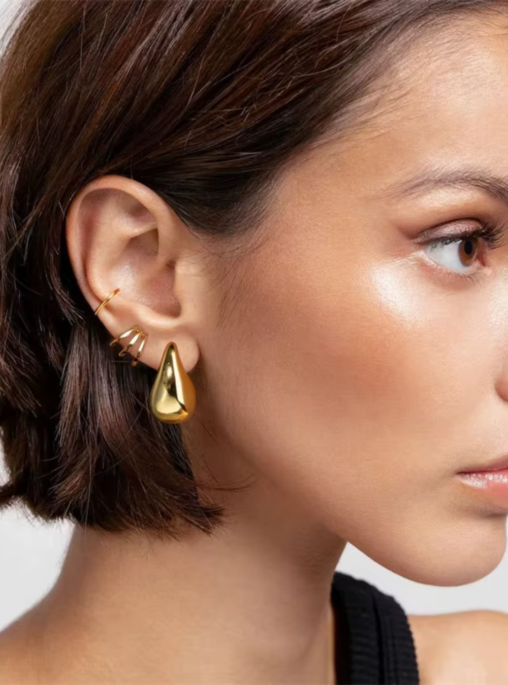 Sleek Water Drop Stud Earrings Model